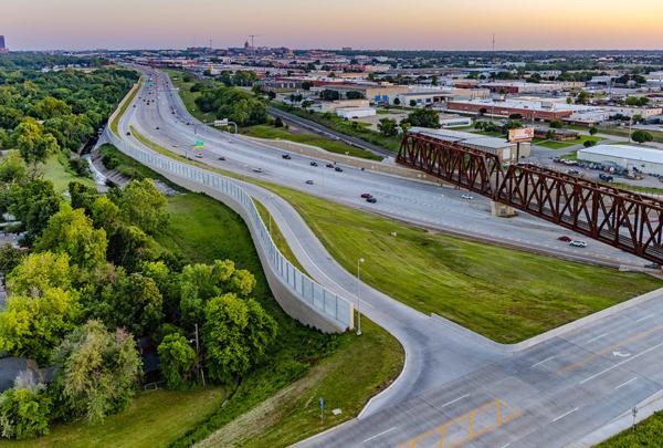 Benham’s “I-235 Broadway Widening at 50th Street & “BNSF铁路”项目获得了2020年ACEC工程优秀奖的20个荣誉奖之一.